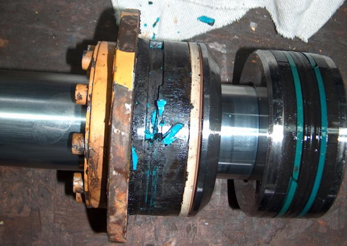 Example of thermal degradation of the static seal of the hydraulic cylinder packing, 
visible splits of the sealing material