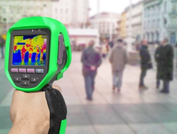 The thermal camera shows the temperature differences of objects by detecting the infrared radiation they emit.