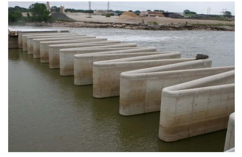 Real Labyrinth big scale, showing the physical folded zigzag geometry of a massive concrete hydraulic structure designed to maximize water discharge